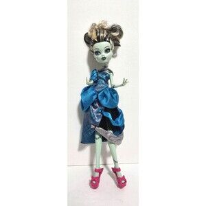 Monster High Frankie Stein Scarily Ever After Threadarella Doll 2012